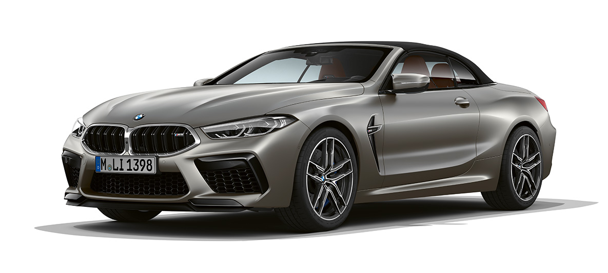 BMW M8 Cabrio, półprofil boczny od przodu. BMW M8 Cabrio w kolorze mroźnego ciemnego srebra, półprofil boczny od przodu.