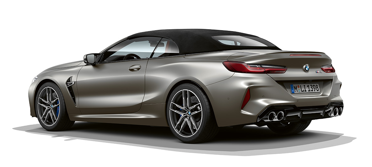 BMW M8 Cabrio, półprofil boczny od tyłu. BMW M8 Cabrio w kolorze mroźnego ciemnego srebra, półprofil boczny od tyłu.