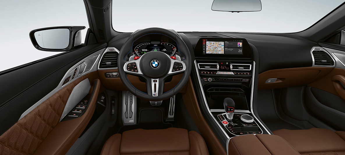 BMW M8 Cabrio, kokpit. BMW M8 Cabrio, kokpit z kierownicą skórzaną M z czerwonymi przyciskami M1/M2.