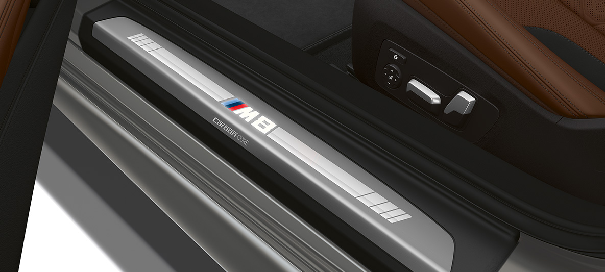 Listwa progowa z napisem „M8”. Listwa progowa BMW M8 Cabrio z napisem „M8”.