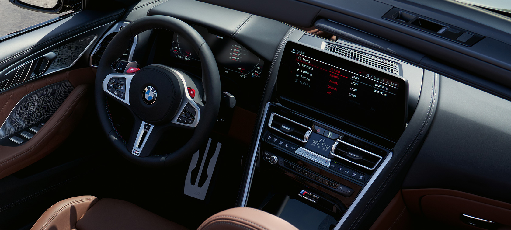 BMW M8 Competition Cabrio F91 LCI modernizacja 2022 kokpit wyświetlacz kontrolny BMW M8 Competition Cabrio F91 LCI modernizacja 2022 kokpit wyświetlacz kontrolny