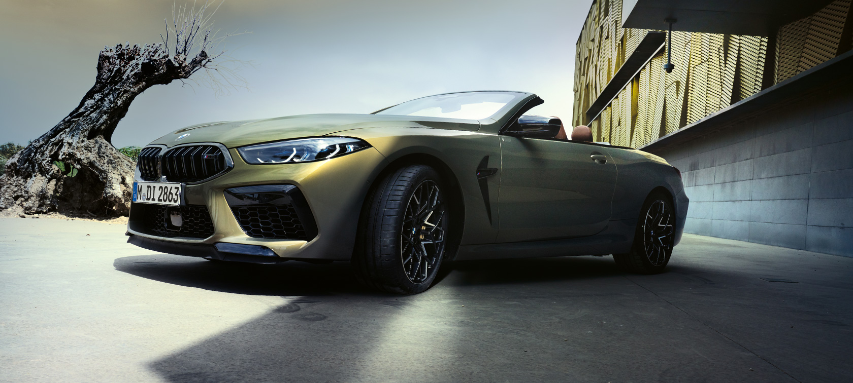 Przedni półprofil BMW M8 Competition Cabrio F91 LCI 2022 BMW M8 Competition Cabrio F91 LCI modernizacja 2022 brąz BMW Individual metalizowany przedni półprofil ujęcie z dołu