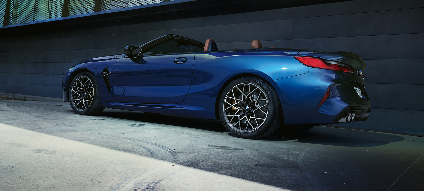 Tylny półprofil BMW M8 Cabrio F91 LCI modernizacja 2022 tylny półprofil BMW M8 Cabrio F91 LCI modernizacja 2022 niebieski tanzanit BMW Individual metalizowany tylny półprofil