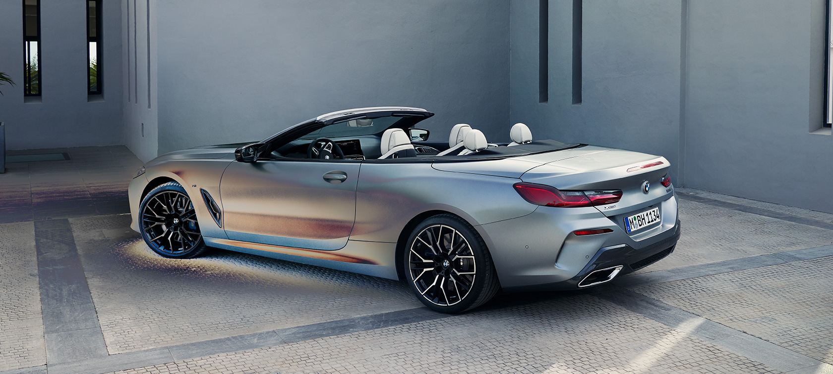 Tylny półprofil BMW M850i xDrive Cabrio G14 LCI modernizacja 2022 BMW M850i xDrive Cabrio G14 LCI modernizacja 2022 mroźny czysty szary BMW Individual metalizowany tylny półprofil podczas postoju