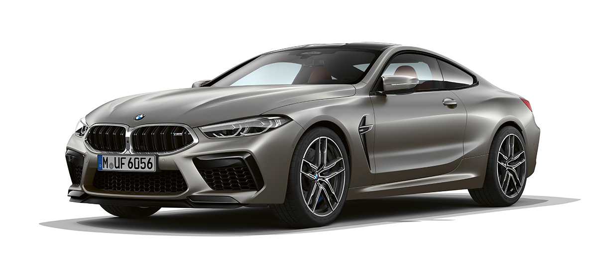 BMW M8 Coupé, półprofil boczny od przodu. BMW M8 Coupé w kolorze mroźnego ciemnego srebra, półprofil boczny od przodu.