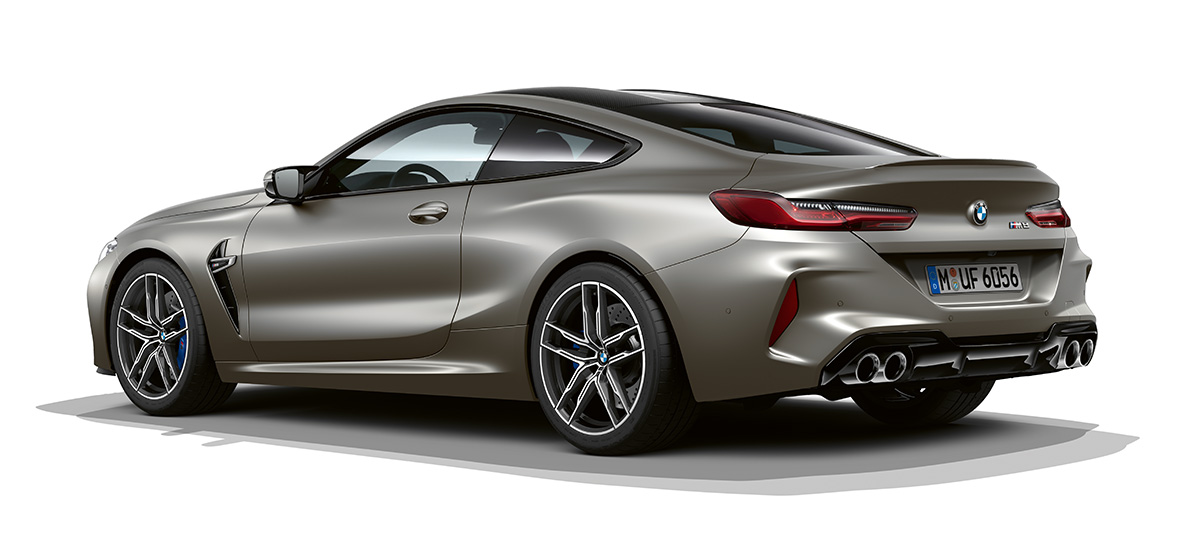 BMW M8 Coupé, półprofil boczny od tyłu. BMW M8 Coupé w kolorze mroźnego ciemnego srebra, półprofil boczny od tyłu.