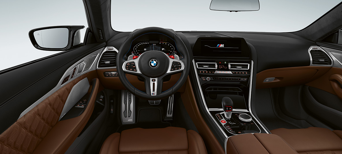 BMW M8 Coupé, kokpit. BMW M8 Coupé, kokpit z kierownicą skórzaną M z czerwonymi przyciskami M1/M2.