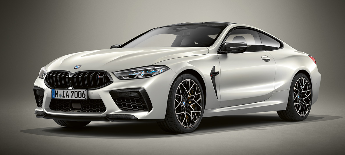 BMW Individual M8 Coupé w metalizowanym kolorze brylantowej bieli BMW Individual. BMW Individual M8 Coupé w metalizowanym kolorze brylantowej bieli BMW Individual, przedni półprofil.