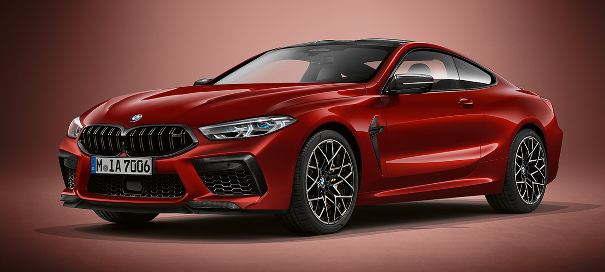 BMW Individual M8 Coupé w metalizowanym kolorze czerwonego awenturynu BMW Individual. BMW Individual M8 Coupé w metalizowanym kolorze czerwonego awenturynu BMW Individual, przedni półprofil.