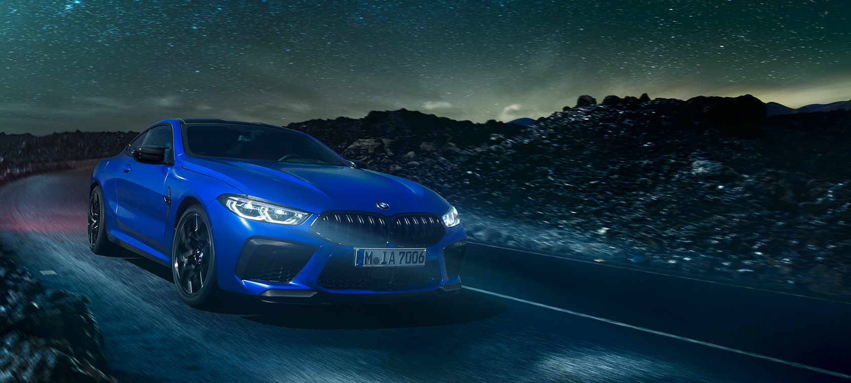 BMW M8 Competition Coupé. Pierwsze BWM M8 Competition Coupé w metalicznym kolorze Marina Bay Blue, przedni półprofil.