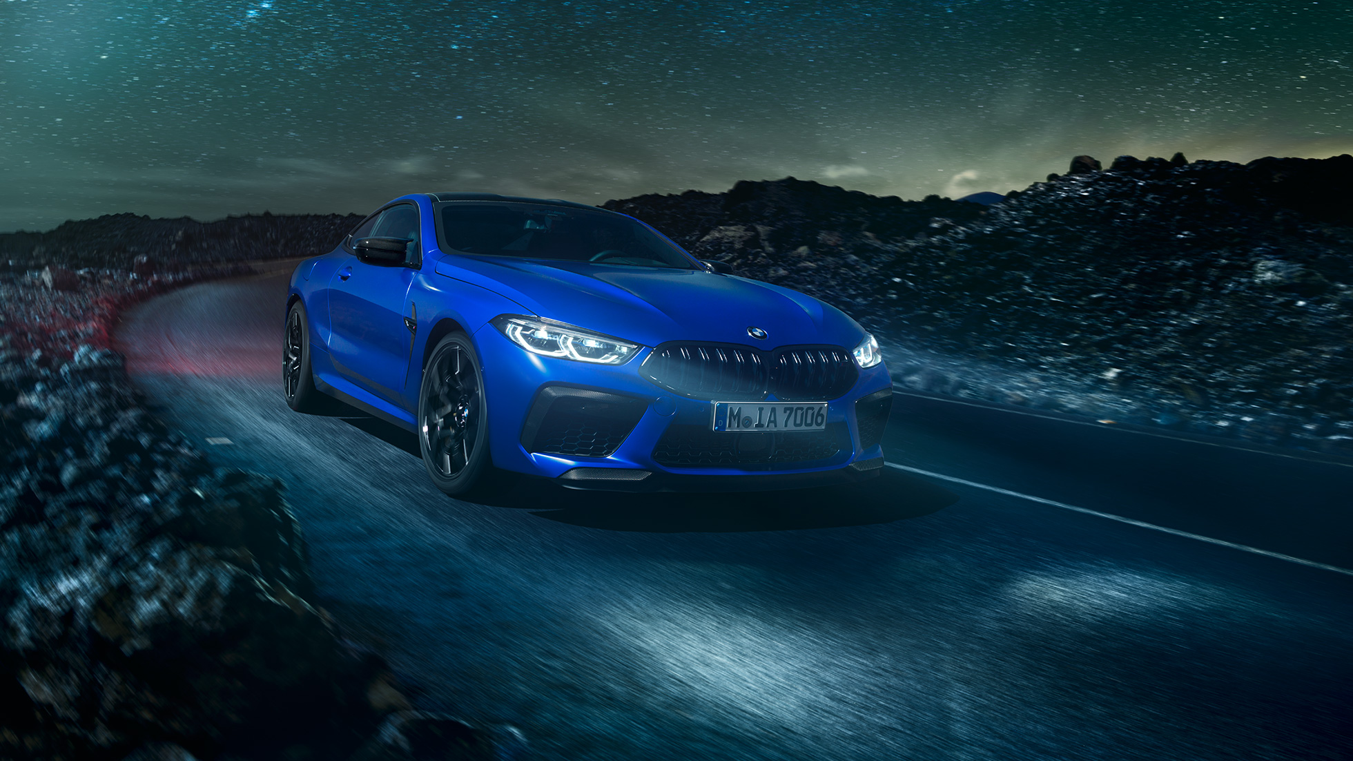 BWM M8 Competition Coupé. Pierwsze BWM M8 Competition Coupé w metalicznym kolorze Marina Bay Blue, przedni półprofil.