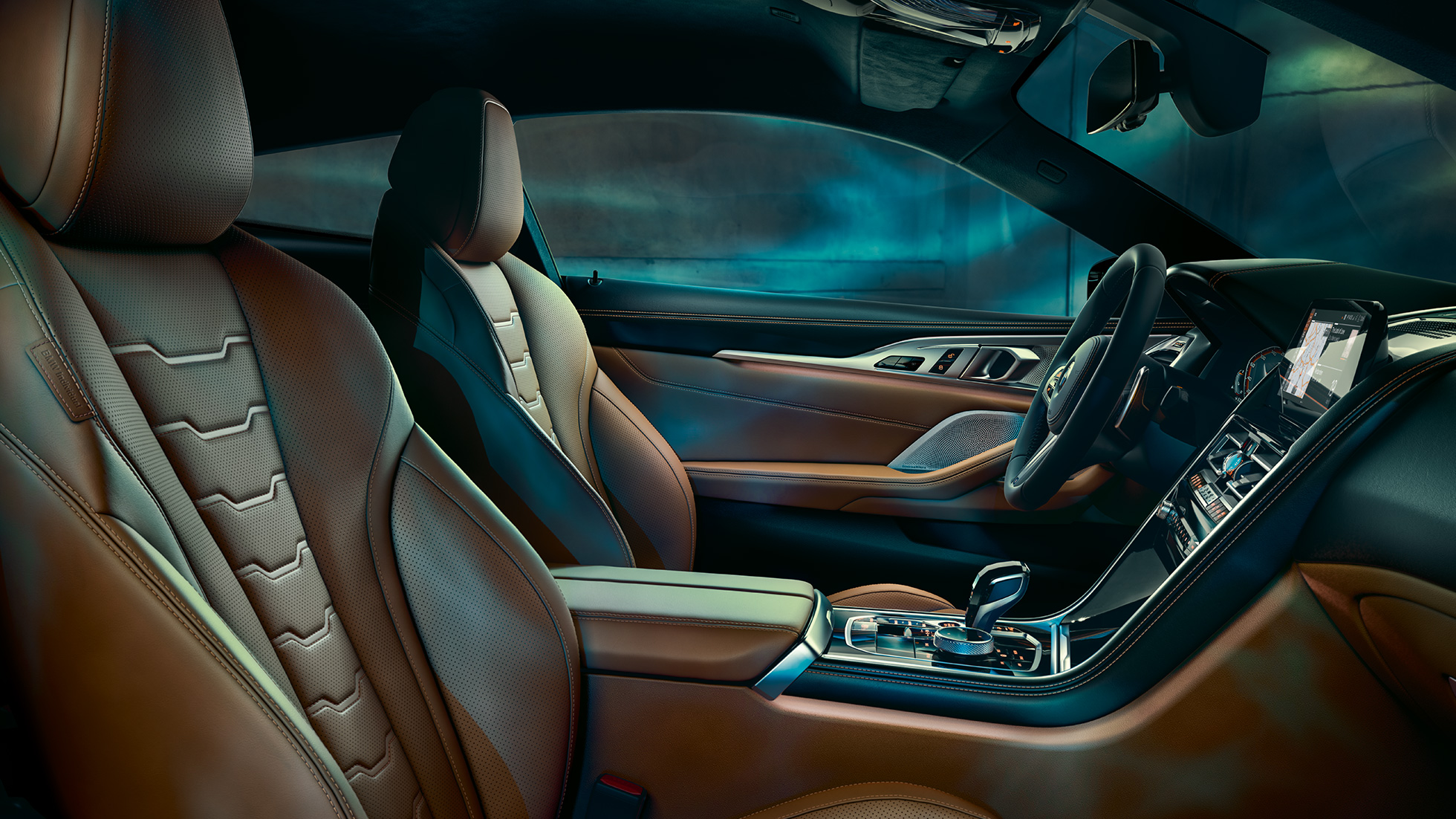 BMW M850i xDrive Coupé, wnętrze. BMW M850i xDrive Coupé, wnętrze z fotelami wielofunkcyjnymi z rozszerzoną tapicerką BMW Individual ze skóry Merino w kolorze truflowym/czarnym.