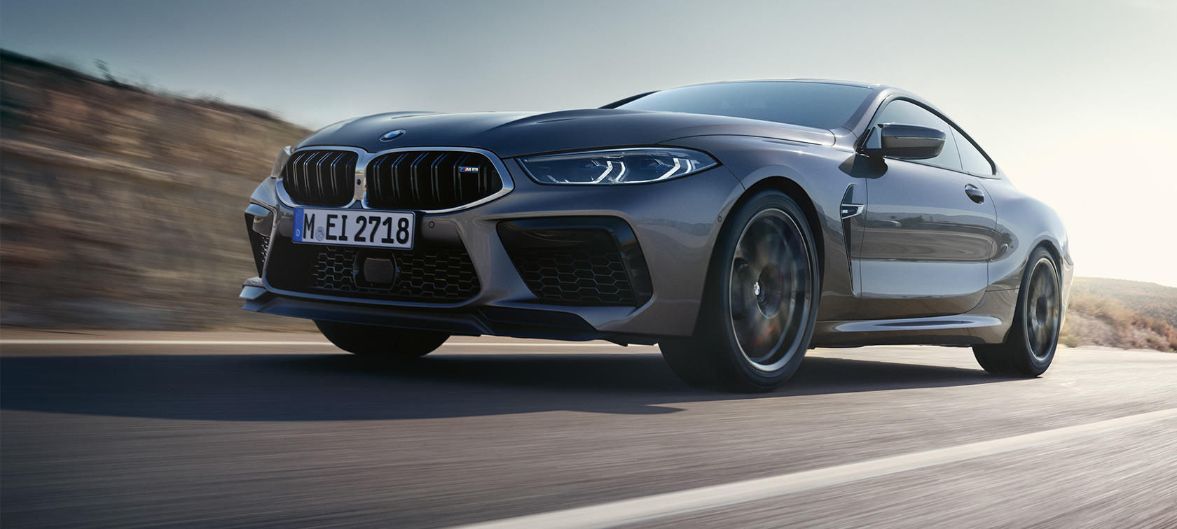 BMW M8 Coupé F92 LCI modernizacja 2022 półprofil podczas jazdy BMW M8 Coupé F92 LCI modernizacja 2022 szary Skyscraper metalizowany półprofil podczas jazdy ujęcie z dołu