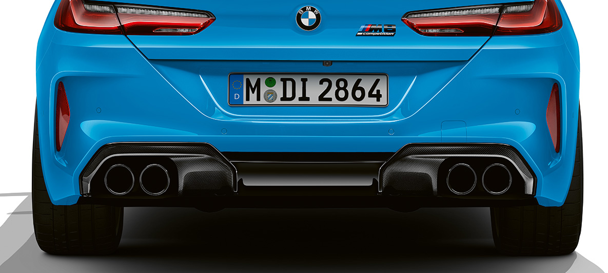 Wstawka dyfuzora z tworzywa sztucznego wzmocnionego włóknem węglowym BMW M8 Competition Coupé F92 LCI modernizacja 2022 niebieski Daytona Beach niemetalizowany pas tylny karbon zbliżenie BMW M8 Competition Coupé F92 LCI modernizacja 2022 niebieski Daytona Beach niemetalizowany pakiet karbonowych elementów zewnętrznych M pas tylny zbliżenie wstawka dyfuzora z tworzywa sztucznego wzmocnionego włóknem węglowym