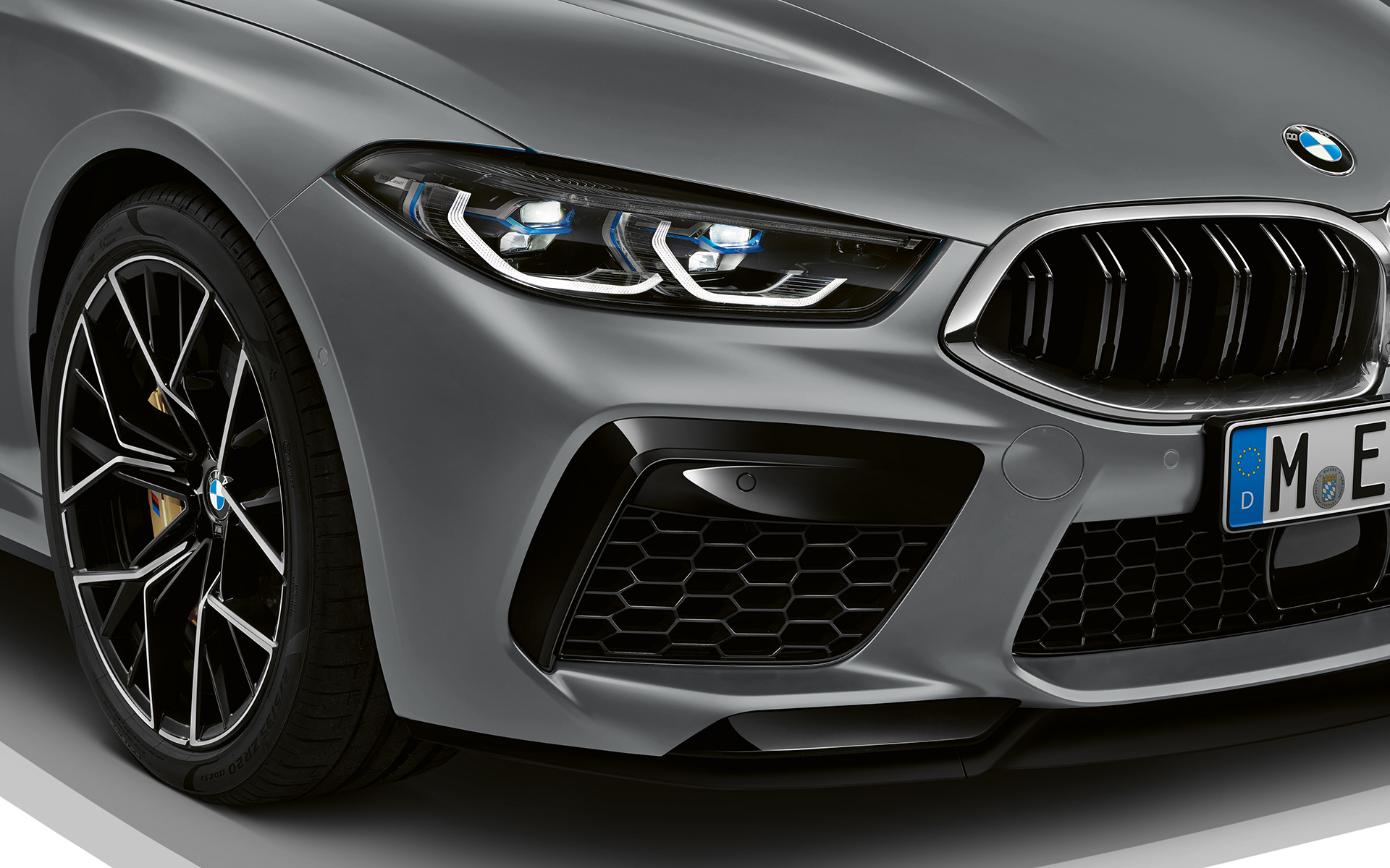 Pas przedni M BMW M8 Gran Coupé F93 LCI modernizacja 2022 BMW M8 Gran Coupé F93 LCI modernizacja 2022 mroźny czysty szary BMW Individual metalizowany pas przedni M zbliżenie