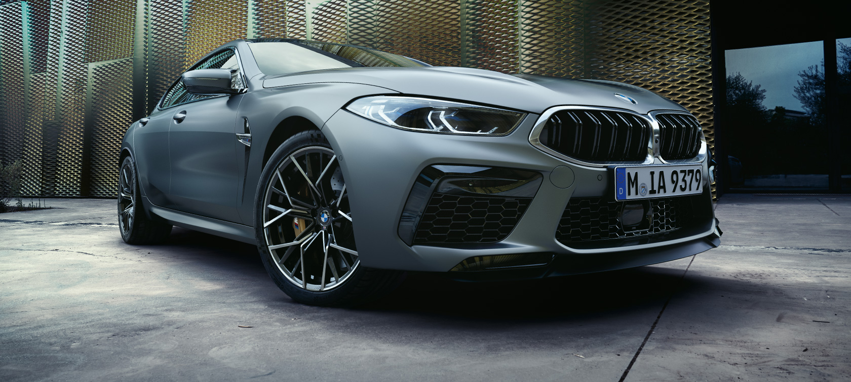 Przedni półprofil BMW M8 Gran Coupé F93 LCI modernizacja 2022 BMW M8 Gran Coupé F93 LCI modernizacja 2022 mroźny czysty szary BMW Individual metalizowany przedni półprofil ujęcie z dołu