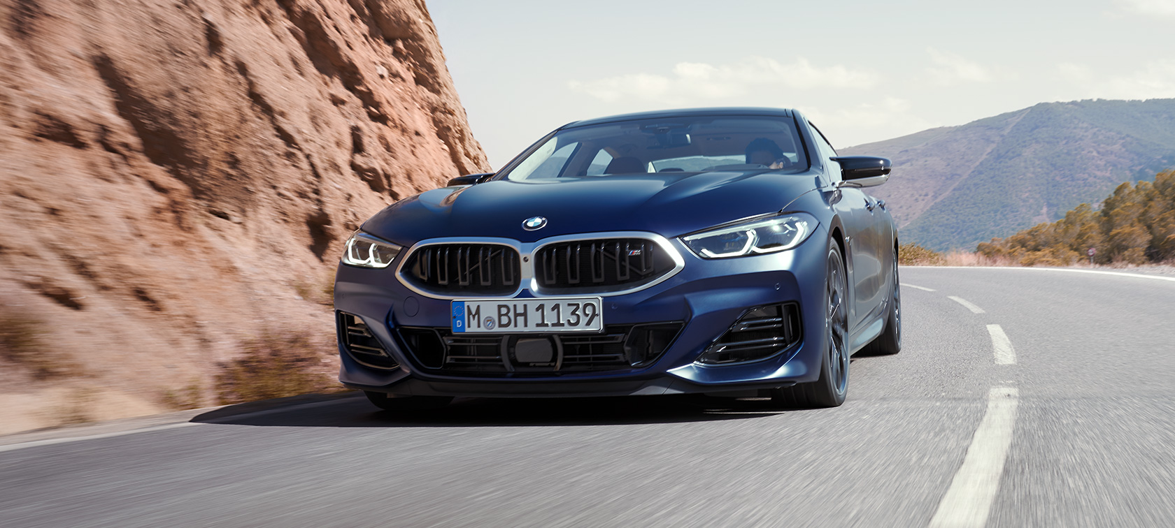Przedni półprofil podczas jazdy BMW M850i xDrive Gran Coupé G16 LCI modernizacja 2022 BMW M850i xDrive Gran Coupé G16 LCI modernizacja 2022 mroźny niebieski tanzanit BMW Individual metalizowany przedni półprofil podczas jazdy na zakręcie