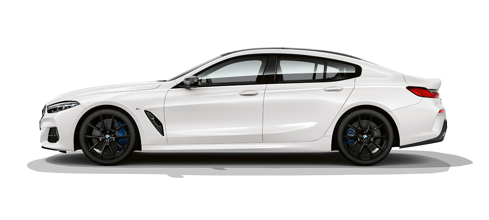 BMW M850i xDrive Gran Coupé, widok z boku BMW M850i xDrive Gran Coupé G16 2019 w kolorze bieli mineralnej BMW Individual, widok z boku