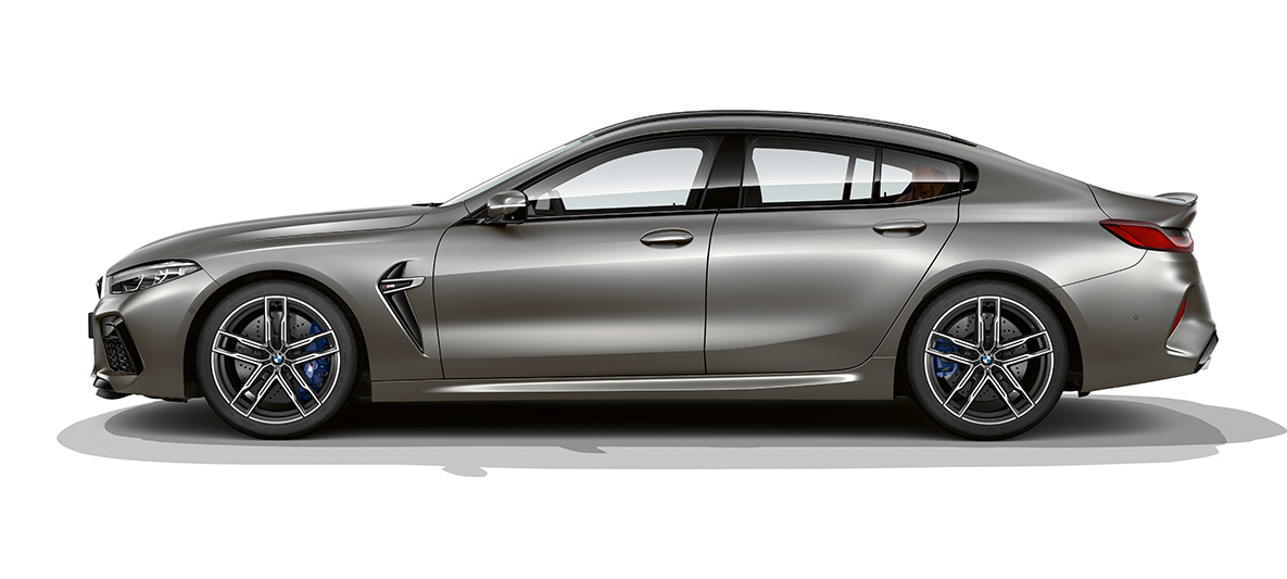 BMW M8 Gran Coupé, widok z boku BMW M8 Gran Coupé F93 2020 w kolorze mroźnego ciemnego srebra BMW Individual, widok z boku