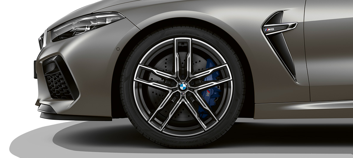 Obręcze kół M ze stopów lekkich w BMW M8 Gran Coupé Obręcze kół M ze stopów lekkich w BMW M8 Gran Coupé F93 2020 w kolorze mroźnego ciemnego srebra BMW Individual, widok z boku