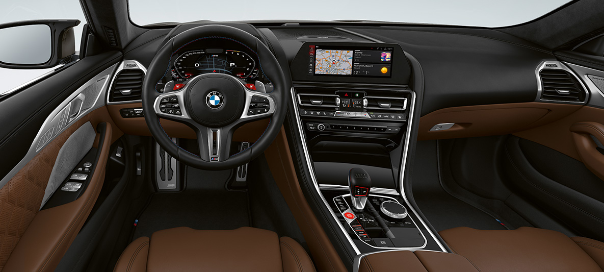 Deska rozdzielcza w BMW M8 Gran Coupé Deska rozdzielcza we wnętrzu BMW M8 Gran Coupé F93 2020