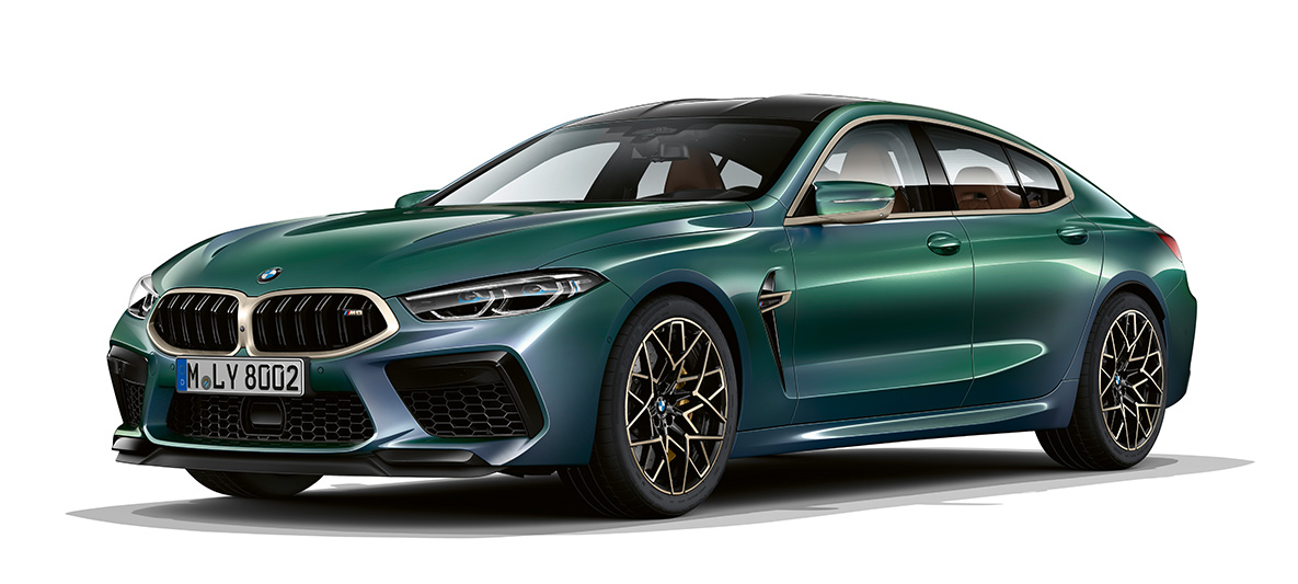Przedni półprofil BMW M8 Gran Coupé First Edition Przedni półprofil BMW M8 Gran Coupé F93 2020 w metalizowanym kolorze zielonego diamentu Aurora BMW Individual