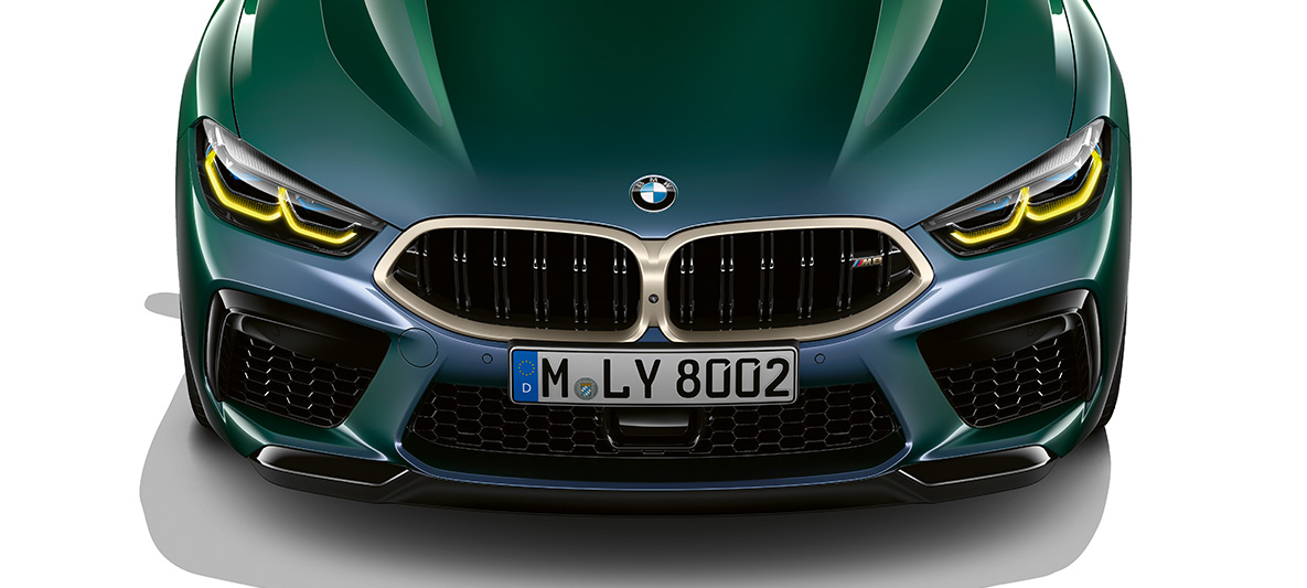 BMW M8 Gran Coupé First Edition, widok z przodu BMW M8 Gran Coupé F93 2020 w metalizowanym kolorze zielonego diamentu Aurora BMW Individual, widok z przodu