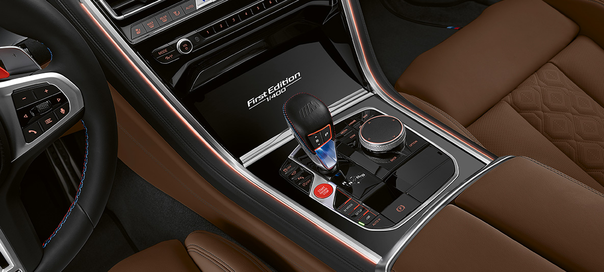 Oznakowanie „First Edition” w BMW M8 Gran Coupé First Edition Oznakowanie „First Edition” we wnętrzu BMW M8 Gran Coupé First Edition F93 2020 w metalizowanym kolorze zielonego diamentu Aurora BMW Individual