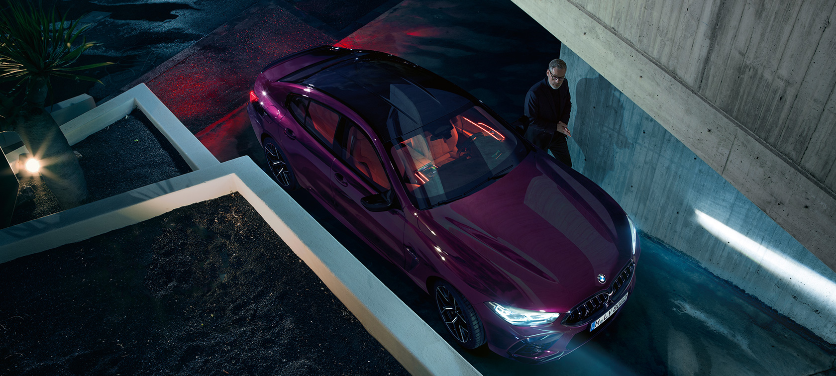 BMW M8 Competition Gran Coupé, perspektywa z lotu ptaka BMW M8 Competition Gran Coupé F93 2020 w metalizowanym kolorze ametrynu BMW Individual przed budynkiem, perspektywa z lotu ptaka
