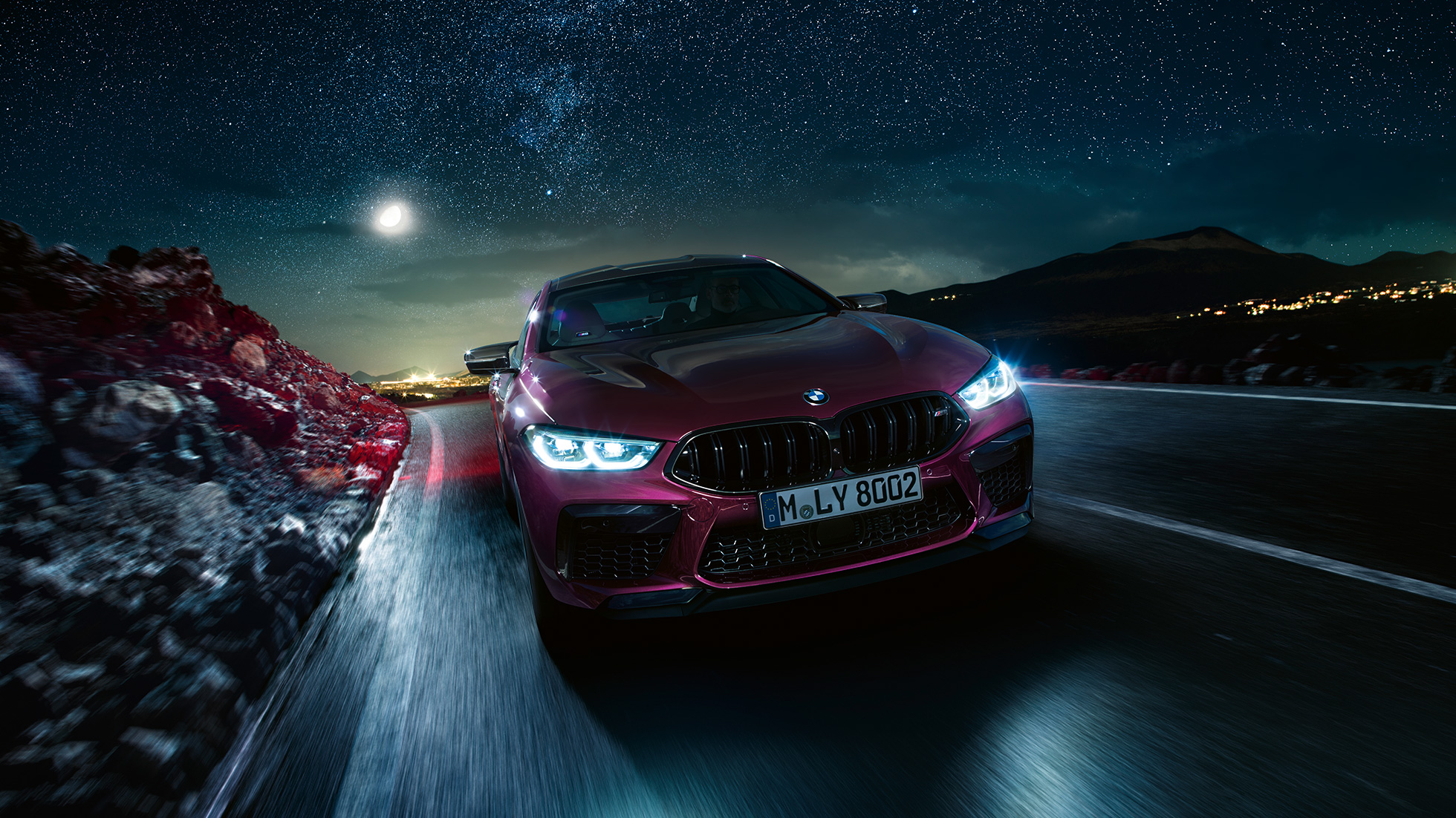 BMW M8 Competition Gran Coupé, widok z przodu podczas jazdy Przedni półprofil BMW M8 Competition Gran Coupé F93 2020 w metalizowanym kolorze ametrynu BMW Individual podczas jazdy