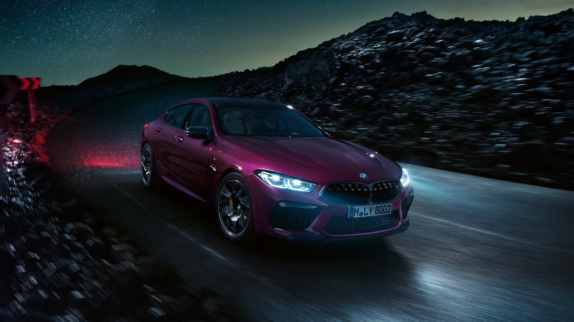 Przedni półprofil BMW M8 Competition Gran Coupé Przedni półprofil BMW M8 Competition Gran Coupé F93 2020 w metalizowanym kolorze ametrynu BMW Individual