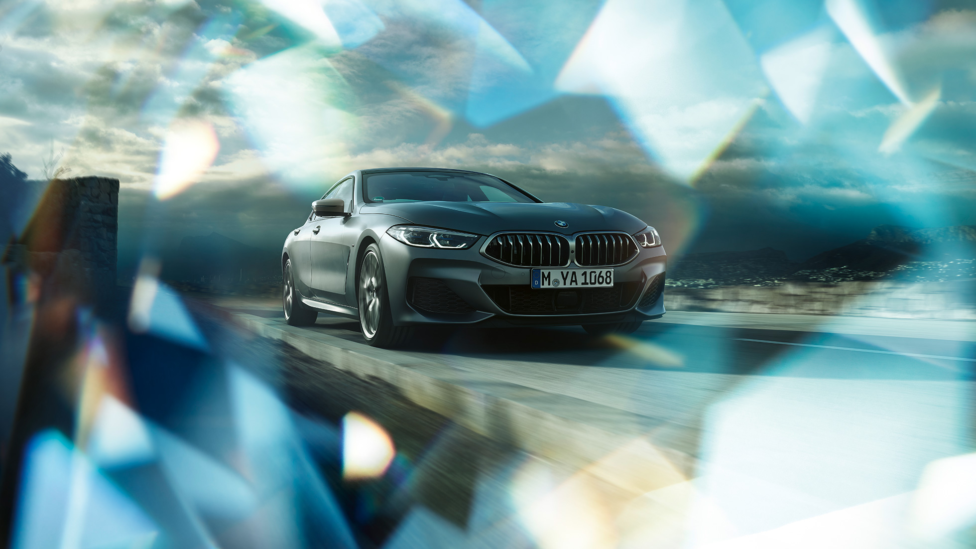 Przedni półprofil BMW M850i xDrive Gran Coupé Przedni półprofil BMW M850i xDrive Gran Coupé G16 2019 w metalizowanym kolorze mroźnego bazaltu BMW Individual