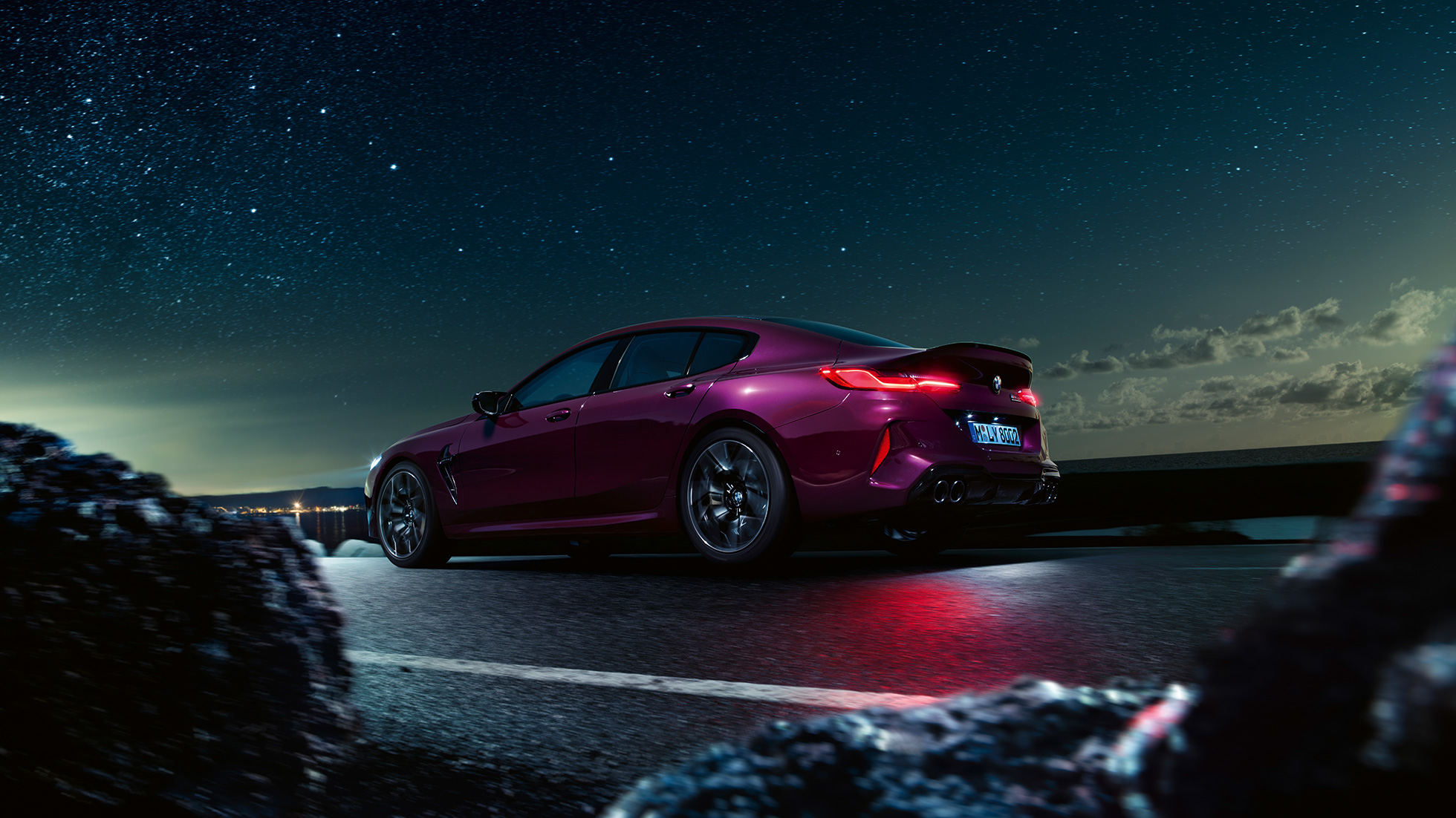 Tylny półprofil BMW M8 Competition Gran Coupé, widok z dołu Tylny półprofil BMW M8 Competition Gran Coupé F93 2020 w metalizowanym kolorze ametrynu BMW Individual, widok z dołu
