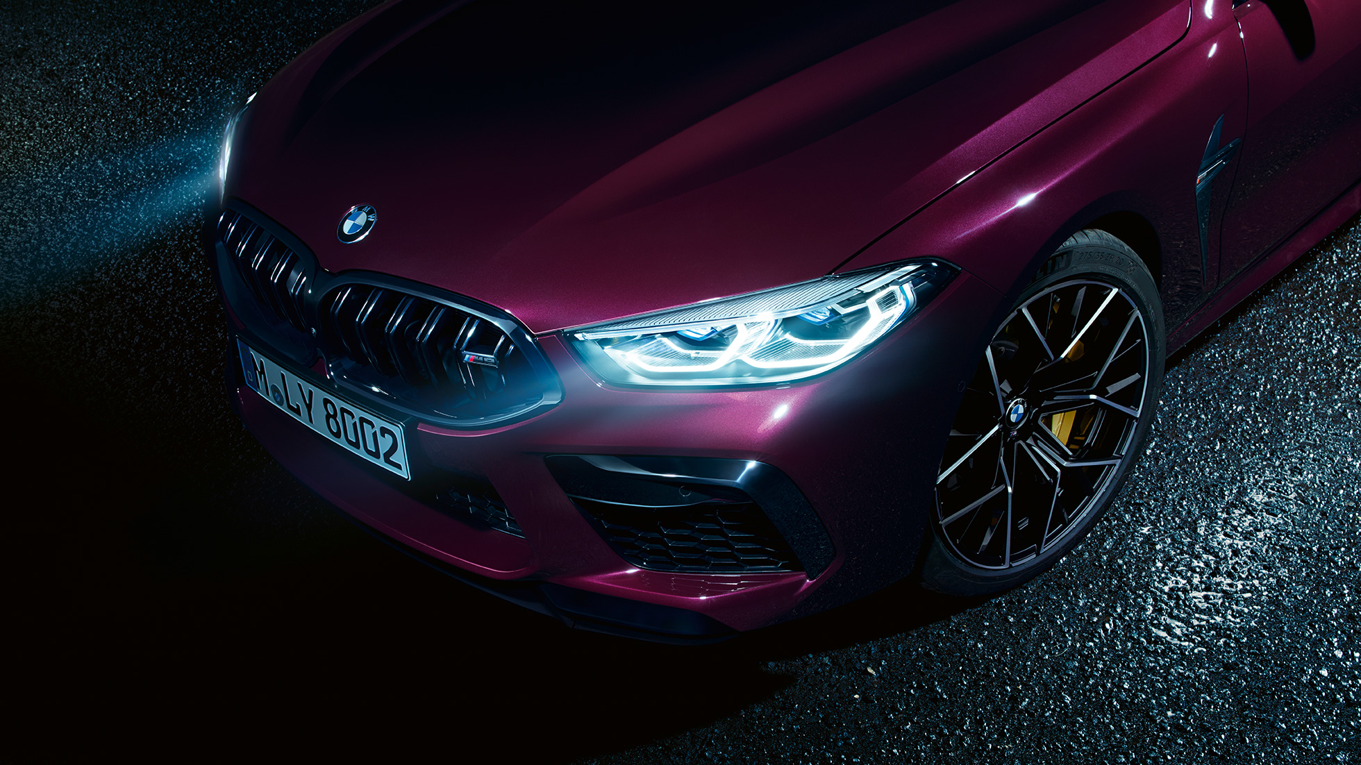 BMW M8 Competition Gran Coupé, zbliżenie boczne przodu BMW M8 Competition Gran Coupé F93 2020 w metalizowanym kolorze ametrynu BMW Individual ze światłami laserowymi BMW, zbliżenie boczne przodu
