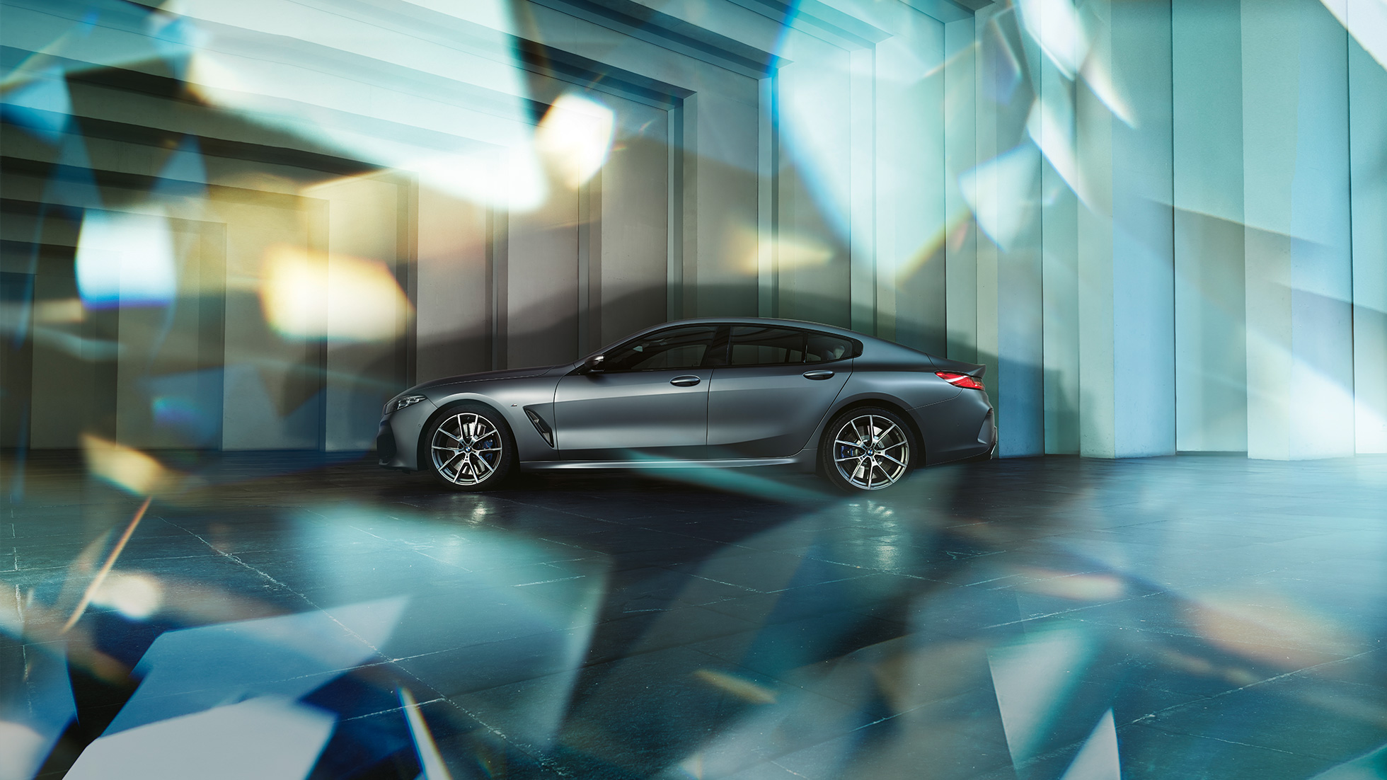 Sylwetka w stylu coupé BMW M850i xDrive Gran Coupé Sylwetka w stylu coupé BMW M850i xDrive Gran Coupé G16 2019 w metalizowanym kolorze mroźnego bazaltu BMW Individual, widok z boku