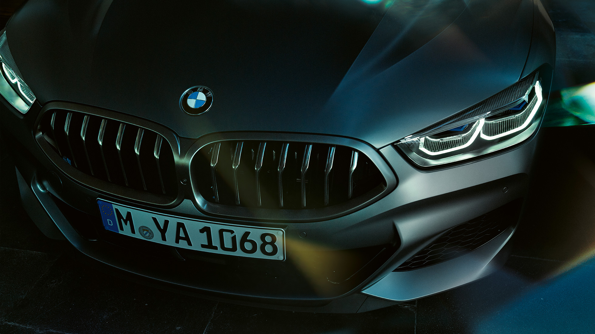 Podwójna atrapa chłodnicy w BMW M850i xDrive Gran Coupé Podwójna atrapa chłodnicy w BMW M850i xDrive Gran Coupé G16 2019 w metalizowanym kolorze mroźnego bazaltu BMW Individual, zbliżenie przodu