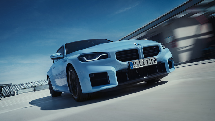 BMW M2 G87 widok z przodu podczas jazdy na drodze Modele BMW M BMW M2 G87 widok z przodu podczas jazdy na drodze