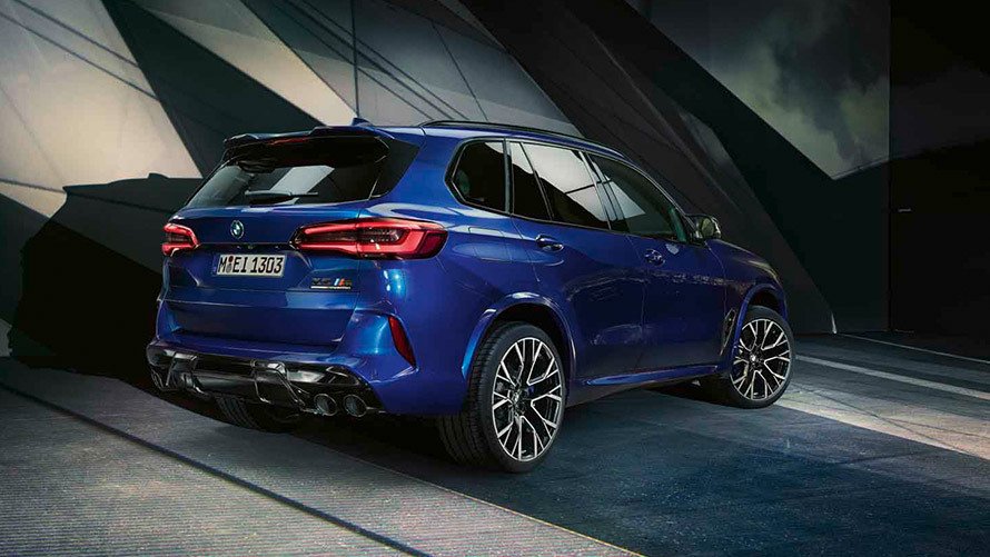 BMW X5 M F95 tylny półprofil podczas postoju Modele BMW M BMW X5 M F95 tylny półprofil podczas postoju