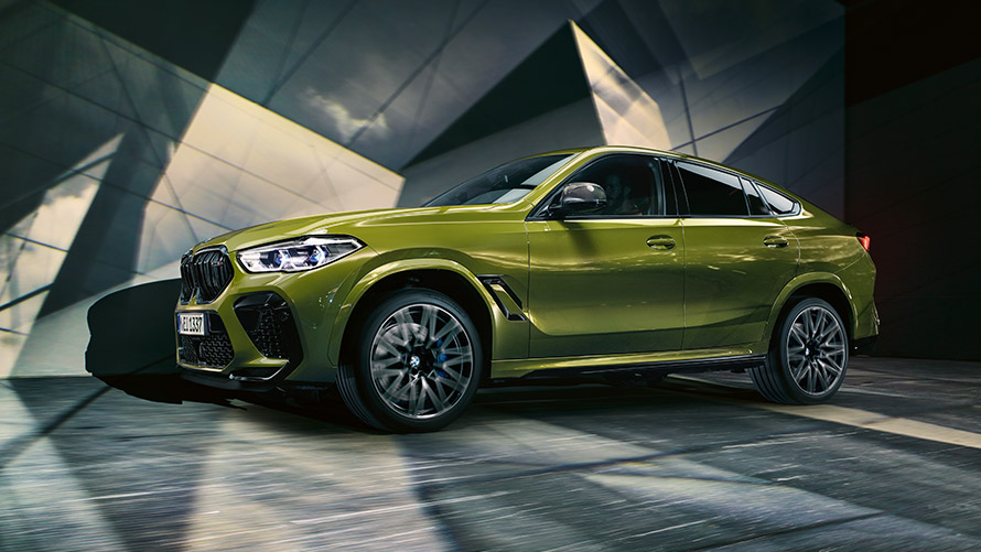 BMW X6 M F96 półprofil podczas postoju Modele BMW M BMW X6 M F96 półprofil podczas postoju