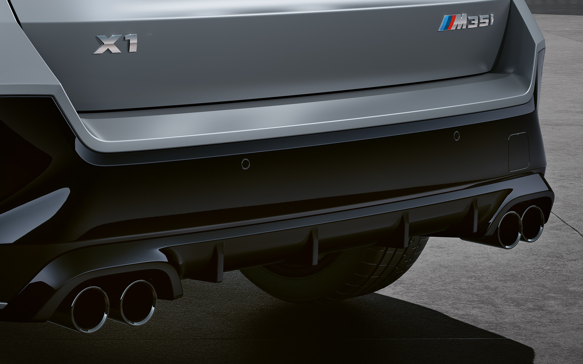 BMW X1 M35i xDrive detal końcówki rur wydechowych BMW X1 M35i xDrive wygląd zewnętrzny detal końcówki rur wydechowych