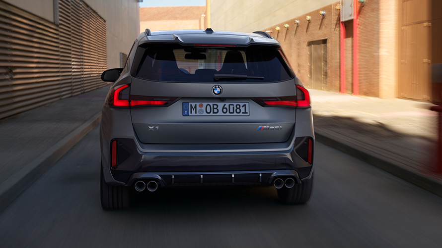 BMW X1 M35i xDrive BMW X1 M35i xDrive widok z tyłu podczas jazdy