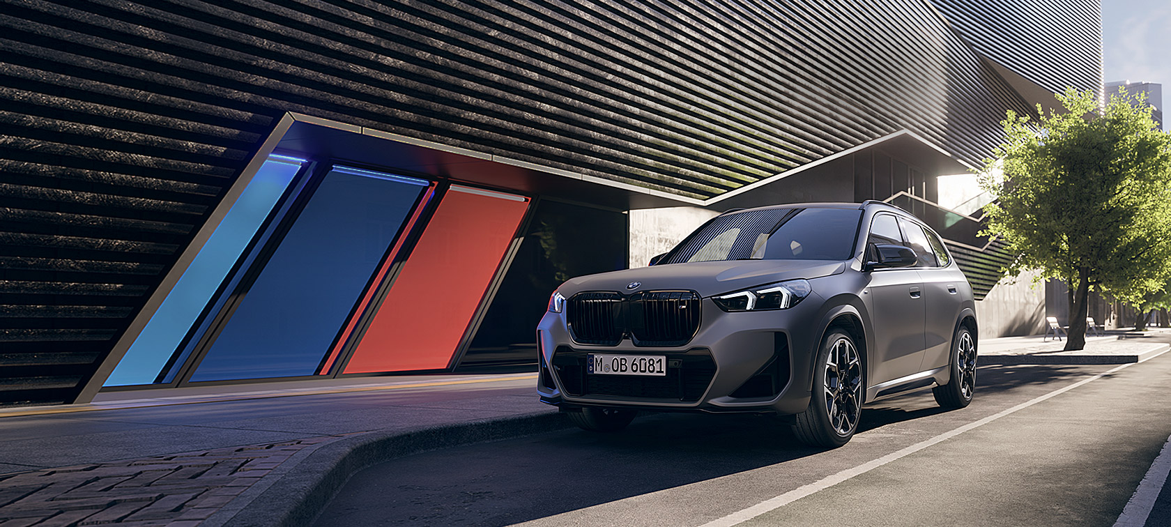 BMW X1 M35i xDrive półprofil podczas postoju