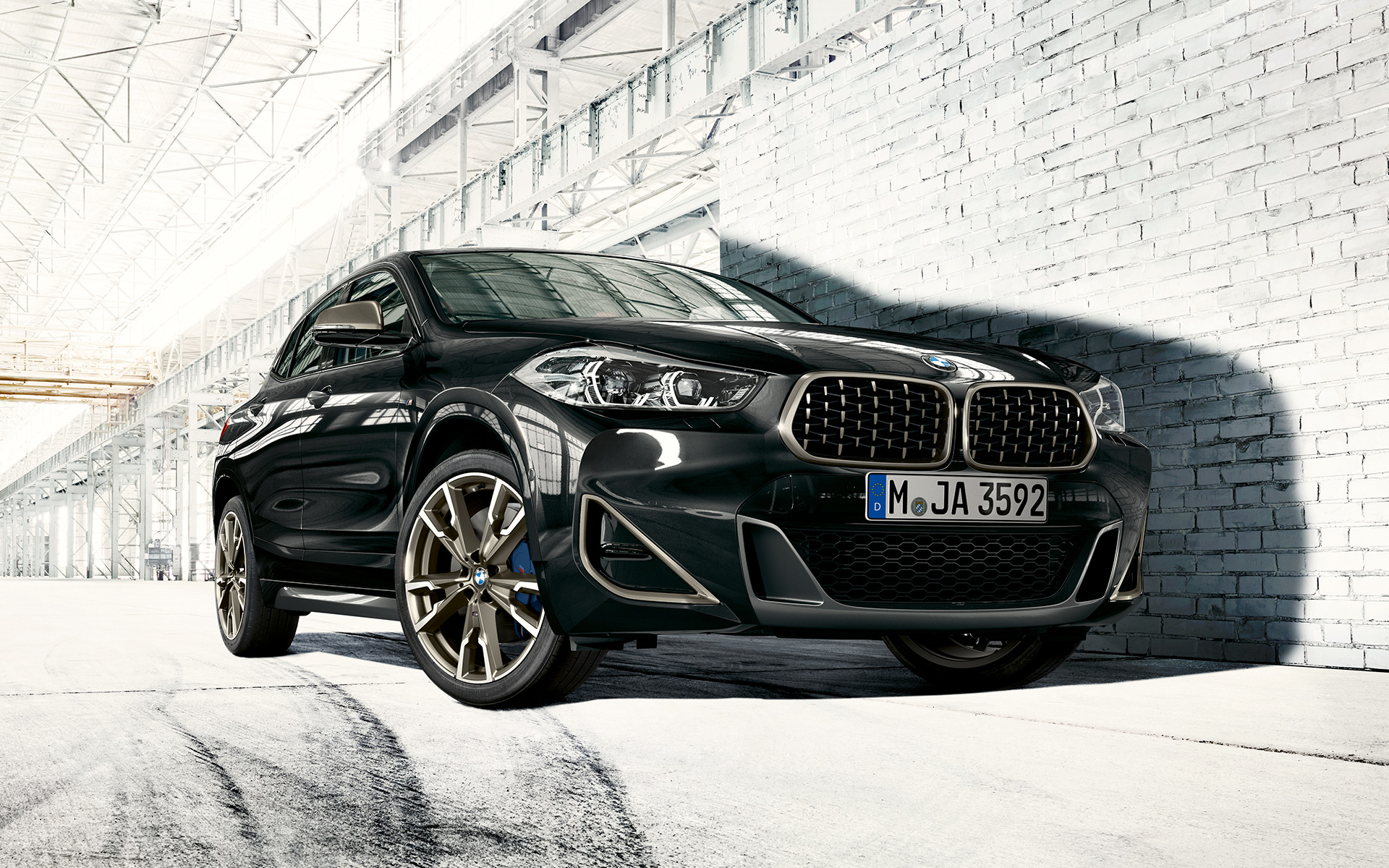 Atrapa chłodnicy BMW w BMW X2 M35i (F39) szafirowoczarny, metalizowany przedni półprofil podczas postoju