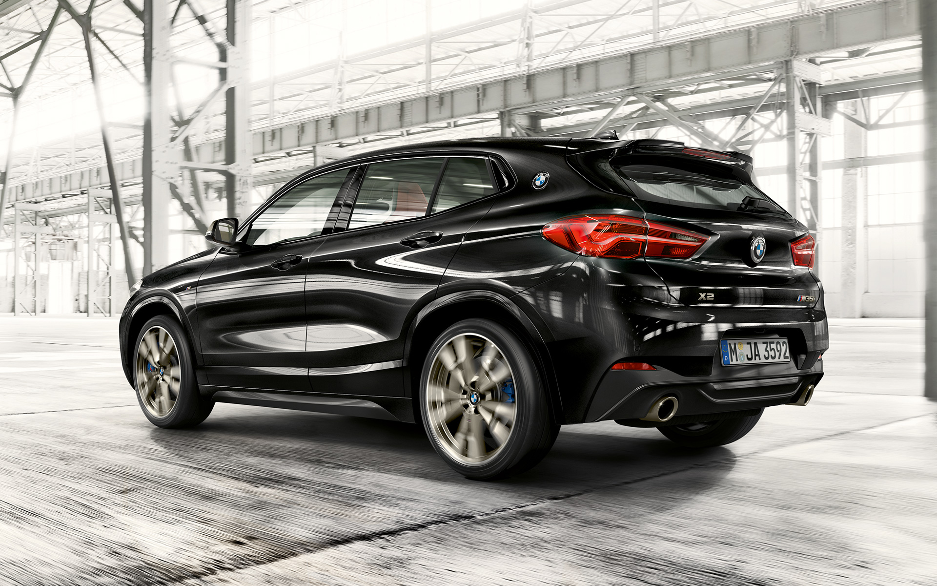Spojler tylny M BMW X2 M35i (F39) szafirowoczarny metalizowany tylny półprofil podczas jazdy