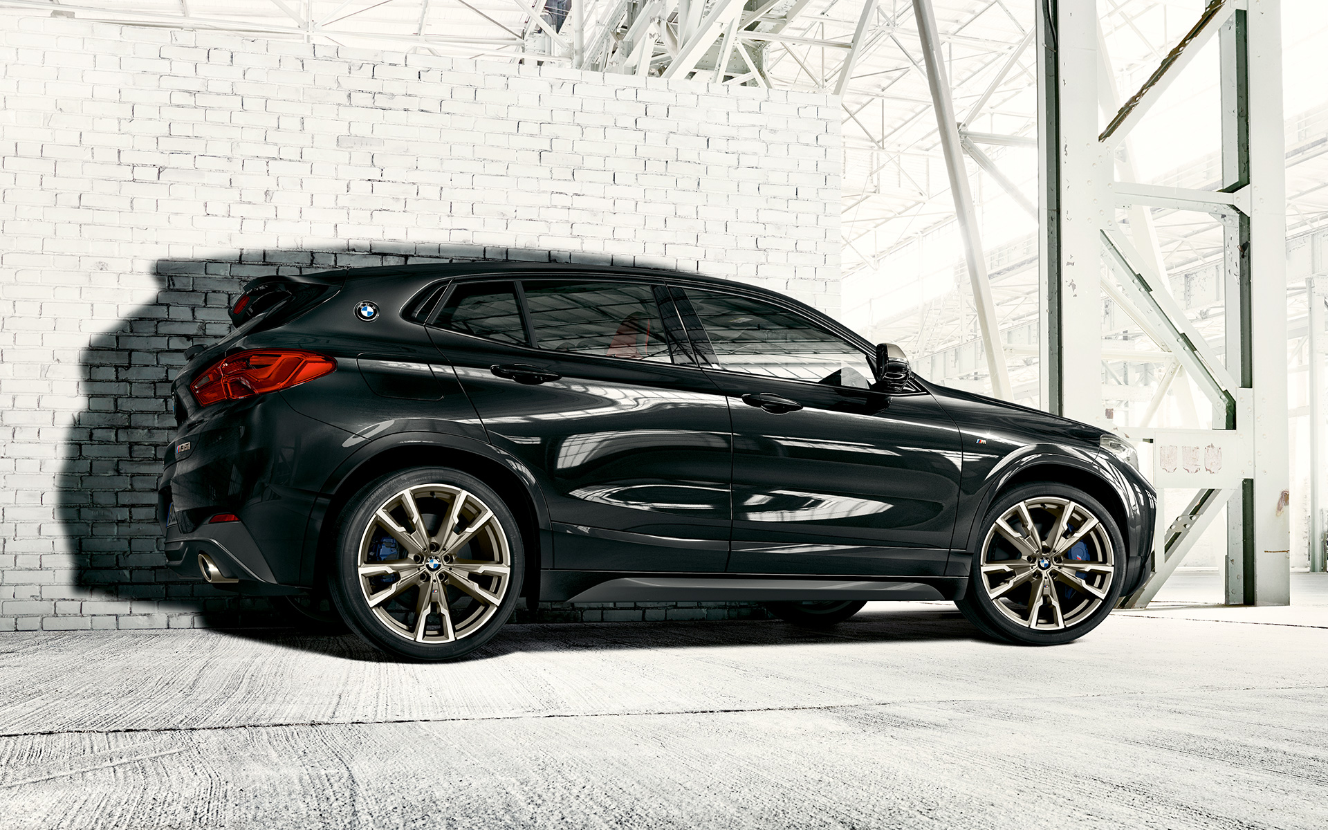 Obręcze kół M ze stopów lekkich BMW X2 M35i (F39) szafirowoczarny metalizowany widok z boku podczas postoju