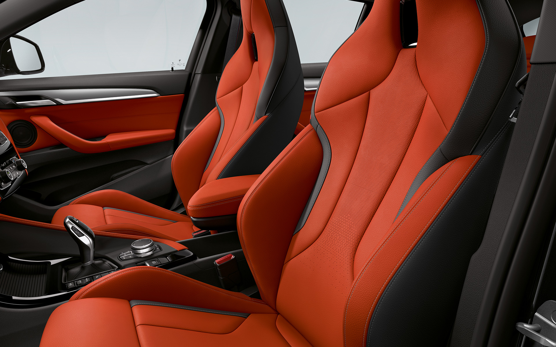 Fotele sportowe M w BMW X2 M35i (F39) wnętrze