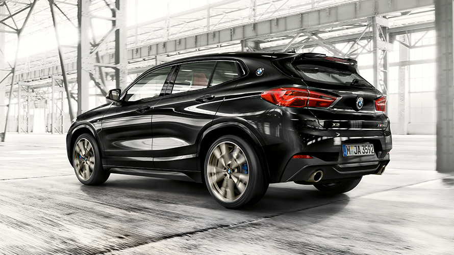 BMW X2 M35i (F39) szafirowoczarny metalizowany tylny półprofil podczas jazdy BMW X2 M35i (F39) szafirowoczarny metalizowany tylny półprofil podczas jazdy