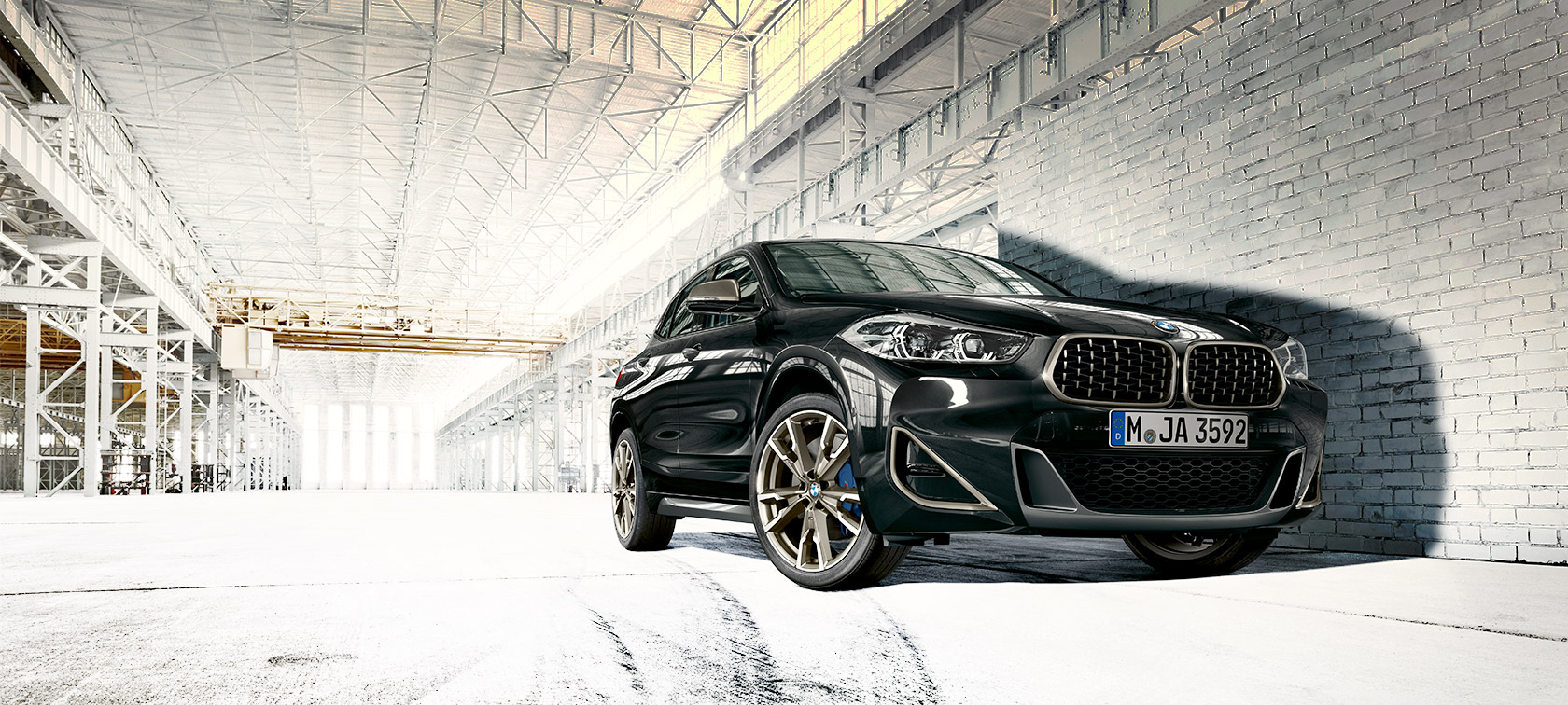 Widok z niskiej perspektywy BMW X2 M35i (F39) szafirowoczarny metalizowany