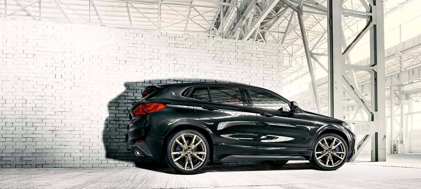 Widok z boku BMW X2 M35i (F39) Widok z boku BMW X2 M35i (F39) szafirowoczarny metalizowany