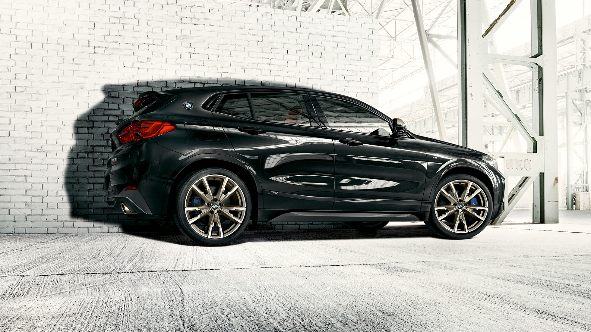Wygląd zewnętrzny BMW X2 M35i Wygląd zewnętrzny BMW X2 M35i F39 szafirowoczarny, metalizowany, widok z boku